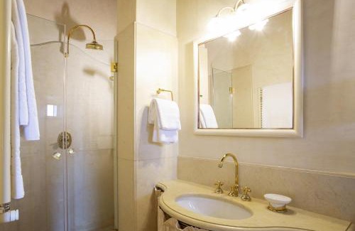 Santo Stefano A Tizzano House | Castello di Montemasso B&B