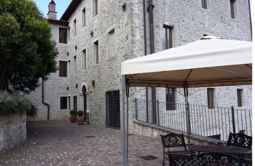 Izzalini Apartment | Castello Izzalini Todi Resort: Comfort with Pool & Spa