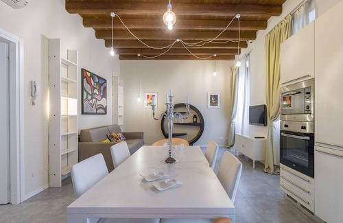 Verona City Centre Apartment | Castle 5: Guest Rated 10/10 with Spa & Pet-Friendly Perks