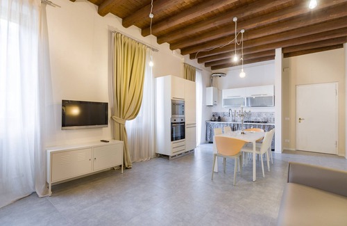 Verona City Centre Apartment | Castle 5: Guest Rated 10/10 with Spa & Pet-Friendly Perks