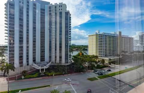 Mid Beach Apartment | Castle Beach Club Condominium
