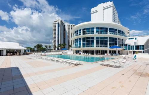 Mid Beach Apartment | Castle Beach Club Condominium