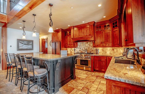Salt Lake Mountain Resorts House | Unforgettable Castle Butenham: Hot Tub & Ski Access Awaits