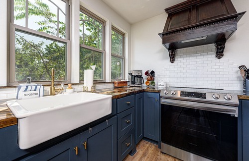 Downtown House | Discover Castle by the Square: Steps from Downtown Bentonville