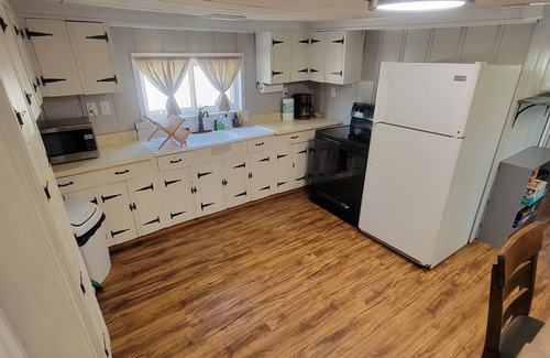 Camdenton House | Waterfront Castle Cliff Cabin: Pet-Friendly Retreat Near Ha Ha Tonka