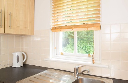 Bunratty Cottage | Family-Friendly Castle Gardens with Kitchen Access