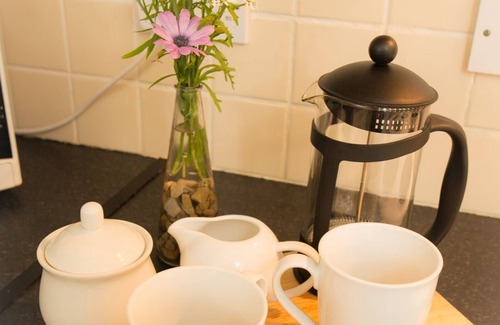 Bunratty Cottage | Family-Friendly Castle Gardens with Kitchen Access