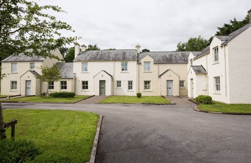Bunratty Cottage | Family-Friendly Castle Gardens with Kitchen Access
