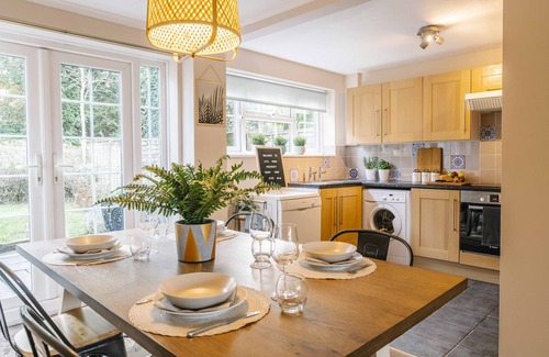 Warwick Town Centre House | Castle Gate: Central Location with Family-Friendly Amenities