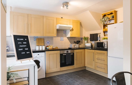 Warwick Town Centre House | Castle Gate: Central Location with Family-Friendly Amenities