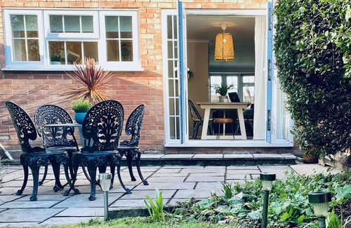 Warwick Town Centre House | Castle Gate: Central Location with Family-Friendly Amenities