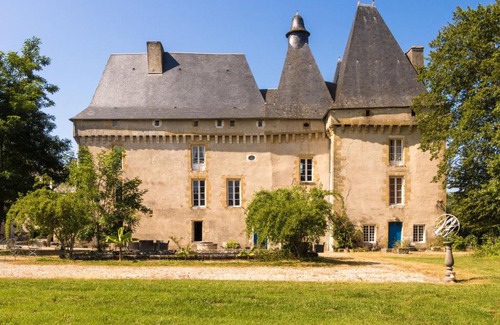 Chalais House | Modern Holiday Home with Private Garden & Pool Access