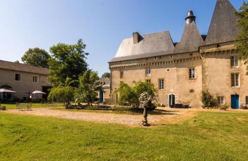 Chalais House | Modern Holiday Home with Private Garden & Pool Access