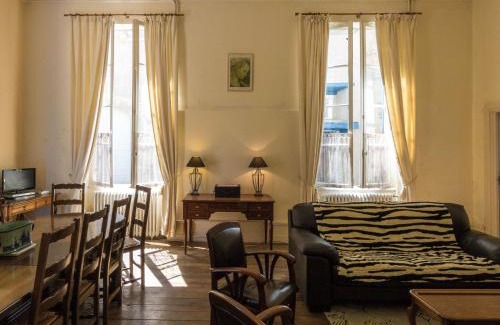 Chalais House | Modern Holiday Home with Private Garden & Pool Access