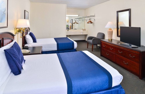 Anadarko Hotel | Cozy Castle Inn & Suites Anadarko with Pool & Breakfast