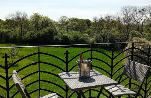Sheriff Hutton Cabin | Exceptional Castle Lodge: Pet Friendly & Guest Rated 9.8