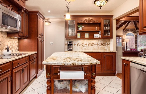 McArthur House | Experience Castle On The Hill: Pool, Spa & Pet-Friendly Stay