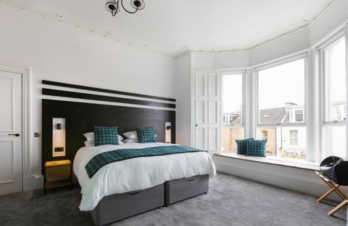 Tollcross Bed & Breakfast | Family-Friendly Castle Park Guest House - Rated 9.7/10