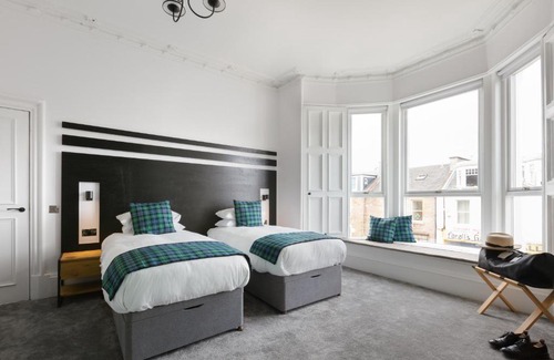 Tollcross Bed & Breakfast | Family-Friendly Castle Park Guest House - Rated 9.7/10