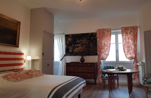 Neuille House | Cozy Castle Room with Pool & Breakfast for Two