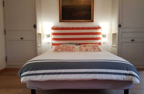 Neuille House | Cozy Castle Room with Pool & Breakfast for Two