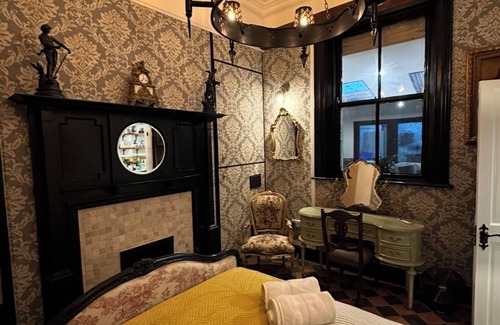 Phibsborough Cabin | Castle Room @ The Royal Lodge Dublin