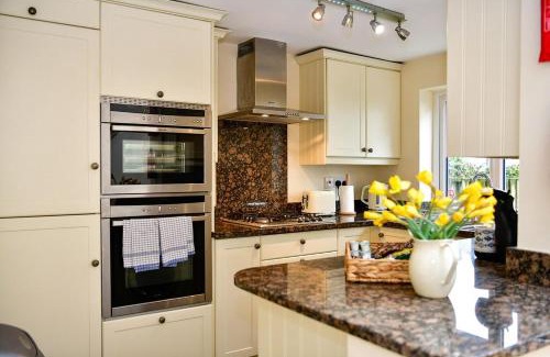 Mumbles House | Castle Square Cottage - Beachside Retreat