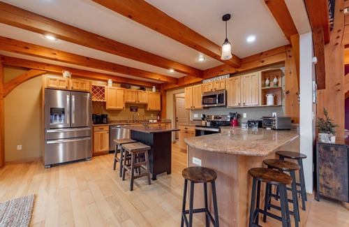 Friendsville House | Mountain Paradise: Lake View, Hot Tub & Game Room Awaits!