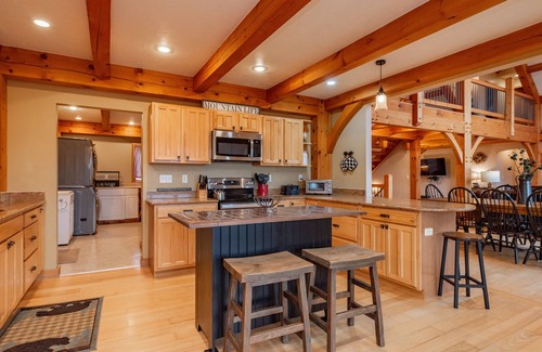 Friendsville House | Mountain Paradise: Lake View, Hot Tub & Game Room Awaits!