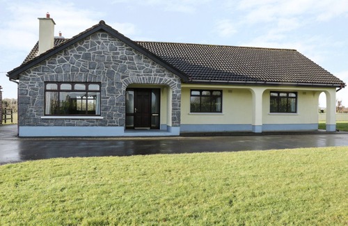Carrowmoreknock House | Family-Friendly Castle View in Oughterard, County Galway