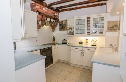 Warwick Town Centre House | Castle View: Family-Friendly Holiday Cottage in Warwick