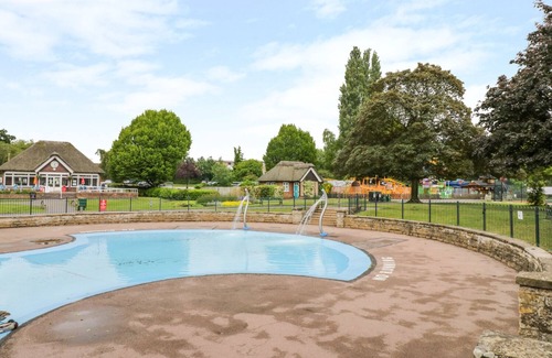 Warwick Town Centre Apartment | Relax at Castle View: Pool, Breakfast & Family-Friendly