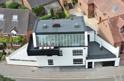 Warwick Town Centre Apartment | Relax at Castle View: Pool, Breakfast & Family-Friendly