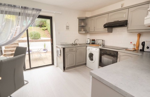 Deganwy House | Castle View: Pet-Friendly Cottage with Oceanfront Bliss