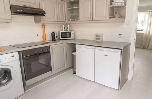 Deganwy House | Castle View: Pet-Friendly Cottage with Oceanfront Bliss