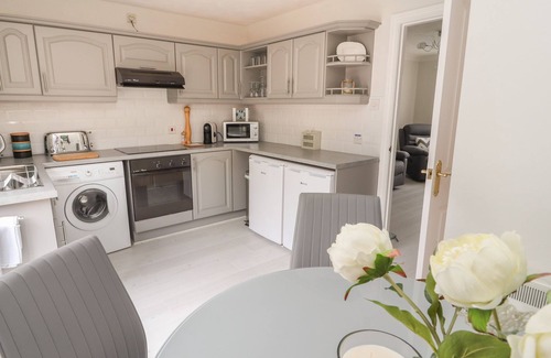 Deganwy House | Castle View: Pet-Friendly Cottage with Oceanfront Bliss