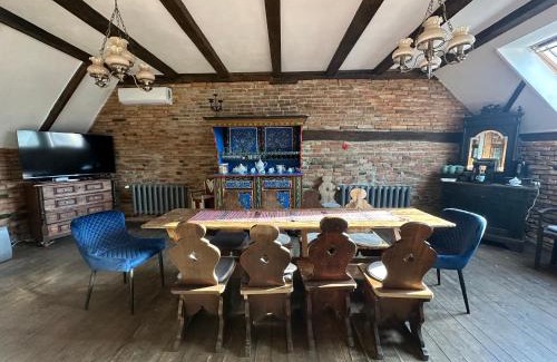 Saschiz House | Enchanting Castle View: Child-Friendly Retreat with Hot Tub