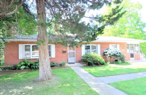 Berkeley Springs Ski Chalet | Castle View: Scenic Rancher with Pet-Friendly Amenities