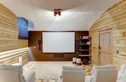 Gesves House | Wellness Castle with Hot Tub and Cinema Experience