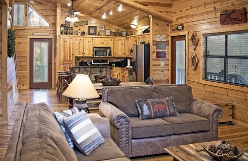 Broken Bow Cabin | Unwind at Castlewood Trails: Lake Views & Spa Retreat