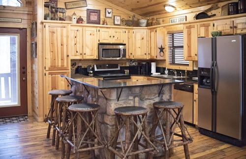 Broken Bow Cabin | Unwind at Castlewood Trails: Lake Views & Spa Retreat