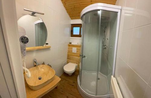 Viseu de Sus House | Discover Casuțele de sub deal: Hot Tub & Pet-Friendly Stay