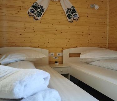 Viseu de Sus House | Discover Casuțele de sub deal: Hot Tub & Pet-Friendly Stay