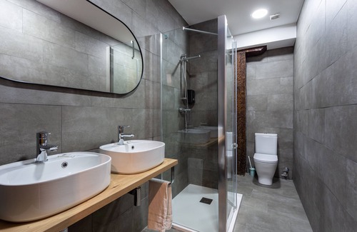 Bilbao Old Town House | Casual Arriaga Bilbao: Family-Friendly Stay with Spa Access
