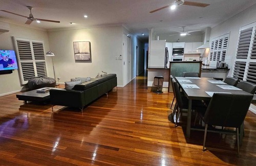 Palm Cove Apartment | Beachside 2 Bedroom Retreat with Pool & Ocean Views