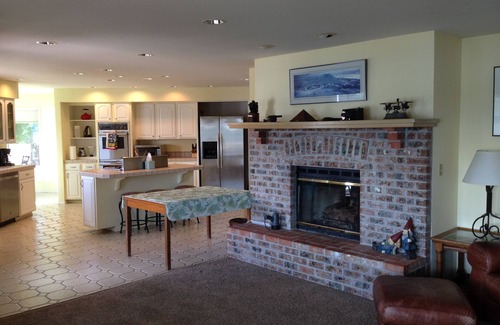 Lacey House | Comfortable Stay in a Beautiful Lake View Location