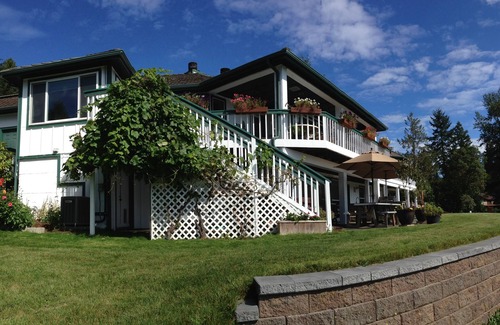 Lacey House | Comfortable Stay in a Beautiful Lake View Location