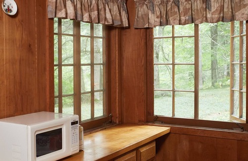 Baldwin House | Riverside 3 Bedroom Cabin: Family-Friendly Fun Awaits