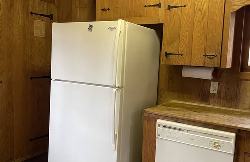 Baldwin House | Riverside 3 Bedroom Cabin: Family-Friendly Fun Awaits