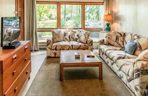 Union Pier House | Inviting Lake Living with Private Beach and Ocean Views